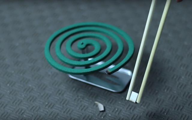 想要控制蚊香的燃燒長度,用一小塊的訂書釘就能實現