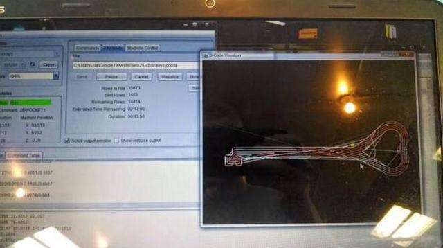 在電腦上設計出獨特的木盒，最終得到浪漫又特別的求婚