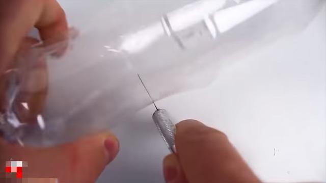 切開塑料瓶插在吹風筒上，乒乓球竟出現有趣的現象