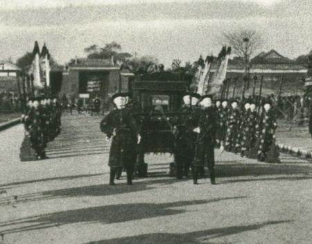 老照片：慈禧奢華送葬真實一幕，上百人抬棺材