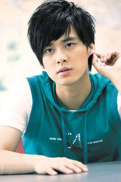 李易峰近照曝光，穿背心和兄弟吃簡易火鍋，好親民