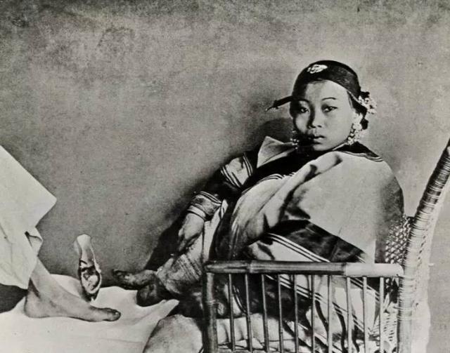 150多年前的中國，悠閑淡定的清朝官員，滿面微笑的地主婆