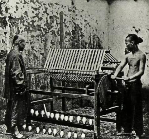 150多年前的中國，悠閑淡定的清朝官員，滿面微笑的地主婆