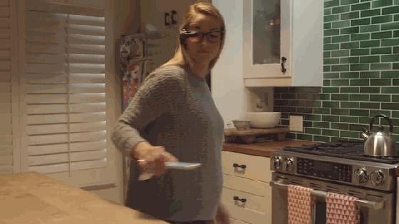 這個裝置可附在眼鏡上顯示信息 絕對夠科幻！