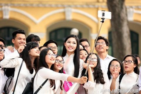 曾經的「校花」，如今已成為「越南小姐」亞軍重返母校謝恩！