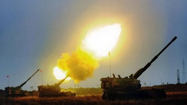 射程超龍捲風遠程火箭炮的國產PLZ52自行榴彈炮