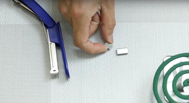 想要控制蚊香的燃燒長度,用一小塊的訂書釘就能實現