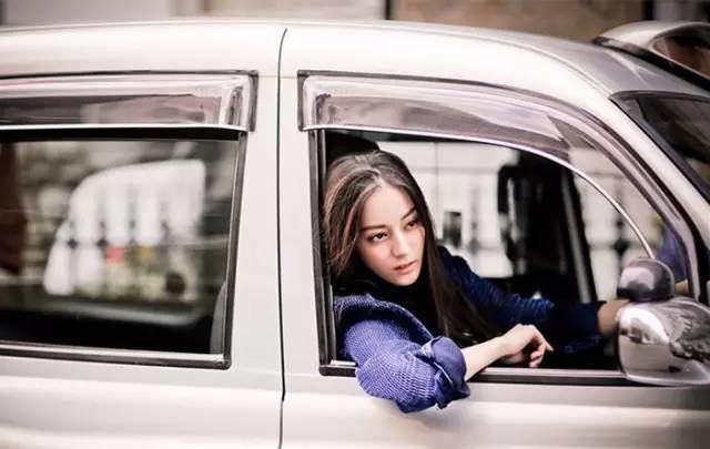 她是盛一倫最惦念的人，連陳偉霆都願意實力寵，出道三年就坐擁了千萬粉絲！