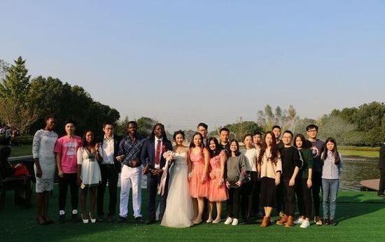 90後中國姑娘嫁非洲小伙，臉上洋溢著幸福的笑容