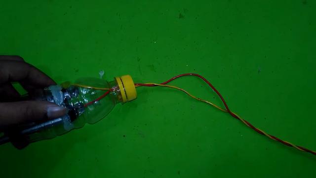 給兩把金屬勺子通電之後,天冷了也不需要開熱水器