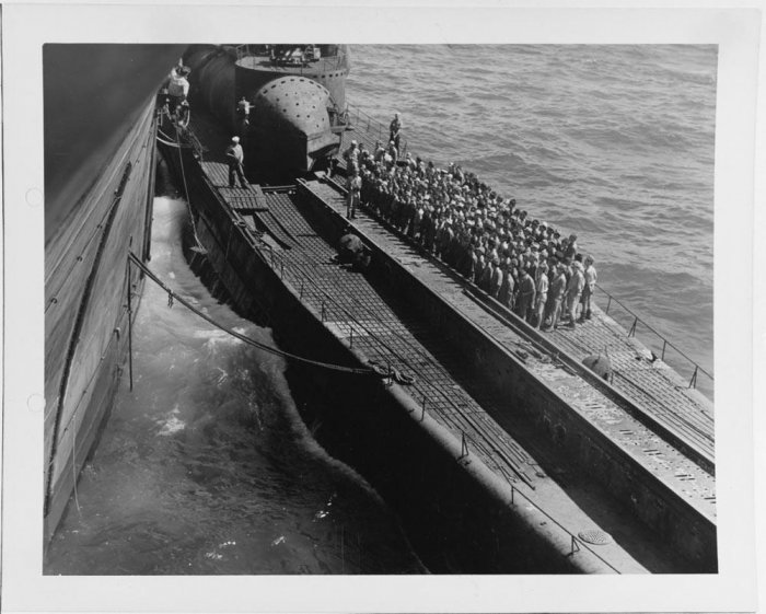 1945年,日本海軍三艘伊-400級巨型潛艇投降