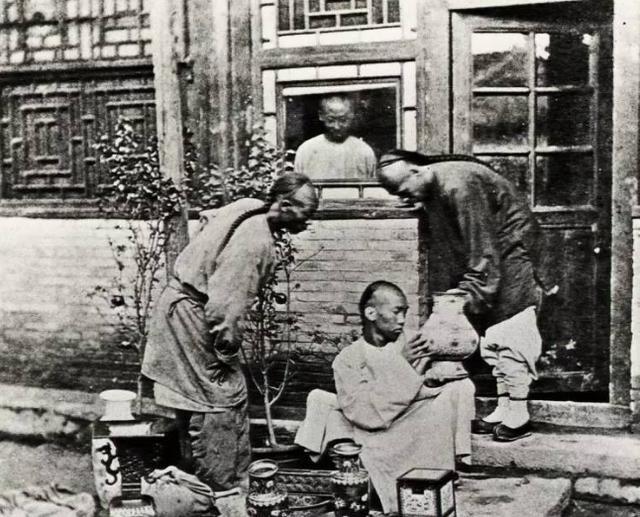 150多年前的中國，悠閑淡定的清朝官員，滿面微笑的地主婆