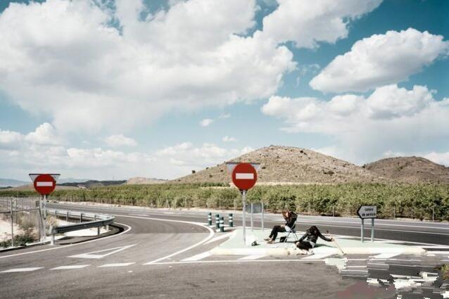 西班牙路邊的特殊工作者，在車內為客人服務