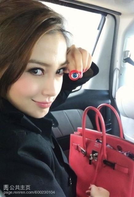 楊穎近照曝光，車內自拍嗮名牌包包，這臉有點像戚薇