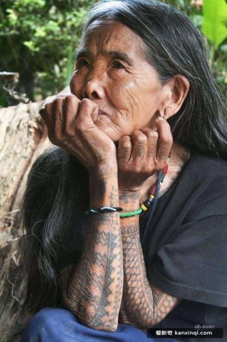 世界上最年長紋身師用鐵鎚荊棘紋身 比現在疼20倍