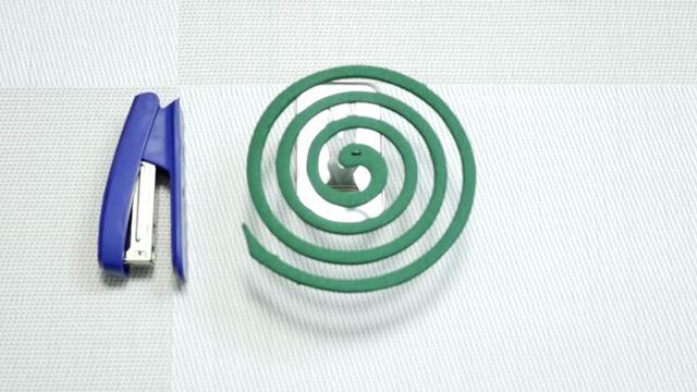 想要控制蚊香的燃燒長度,用一小塊的訂書釘就能實現