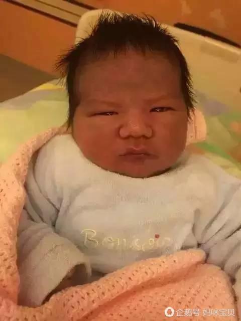 看見剛出生的寶寶，新手媽媽居然被嚇得不知所措