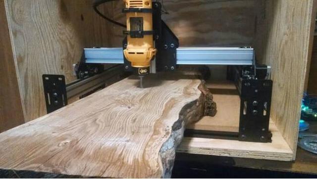 在電腦上設計出獨特的木盒，最終得到浪漫又特別的求婚