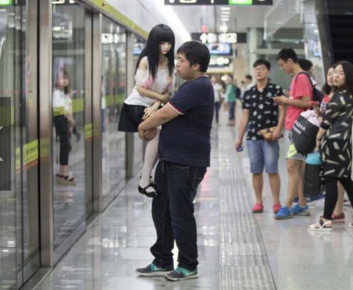 日本一男子不顧旁人眼光，公共場所和「女友」秀恩愛