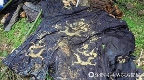 男子工地棺材內挖出官服乾屍，千枚銅錢慘遭工人瓜分