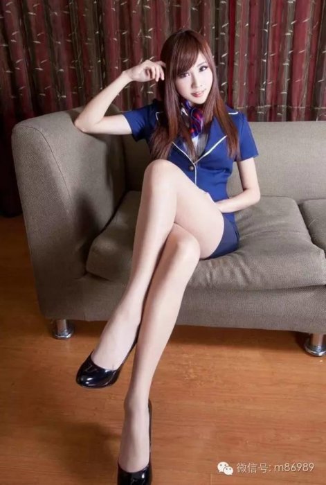 鏡頭下美女私房沙發大秀美腿絲襪