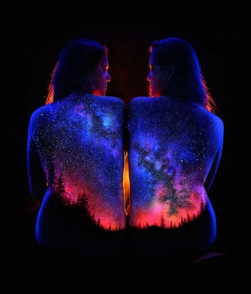 攝影師城會玩，直接在美女身上畫畫，打造夜光女神
