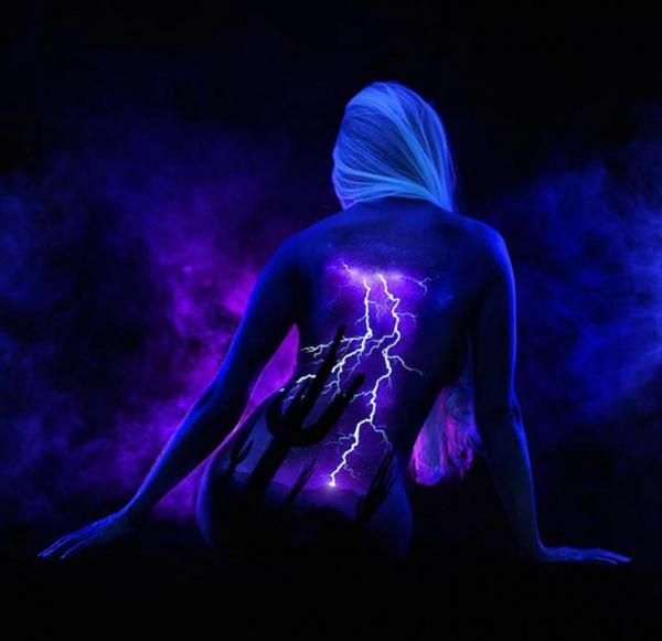 攝影師城會玩，直接在美女身上畫畫，打造夜光女神