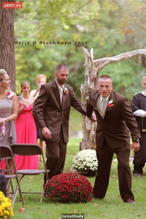 父親在女兒走紅毯時卻突然鬆開她的手，但當大家看清楚他牽的人是誰後都暴哭了！