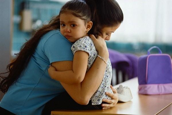 她有急事外出拜託流浪漢照顧自己的女兒,萬萬沒想到她回來時發現自己的家成了「案發現場」!