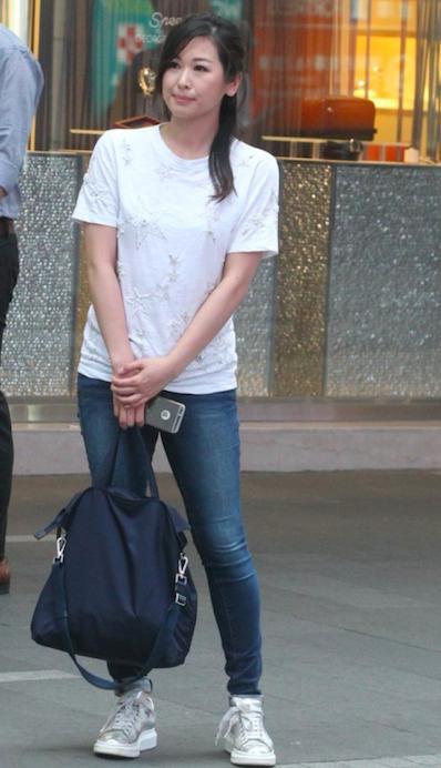 無線億萬身家女配角，獨自逛街逢店必進，有奔馳車管接管送