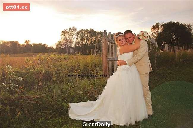 父親在女兒走紅毯時卻突然鬆開她的手，但當大家看清楚他牽的人是誰後都暴哭了！