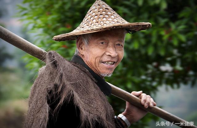 老農民得癌症沒錢看病,用偏方死馬當活馬醫,如今已是健康人