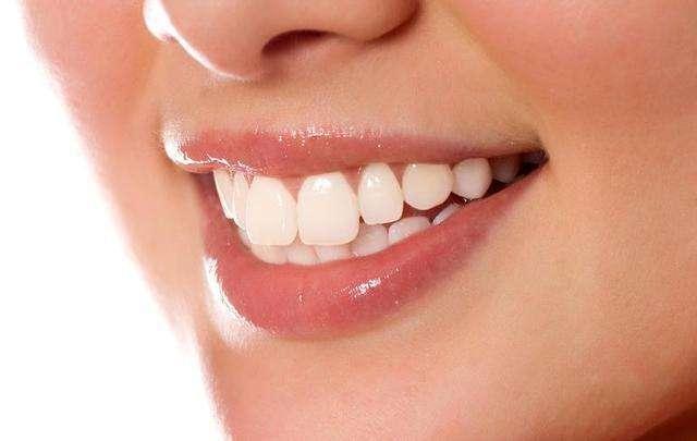 一片葉子是口臭「死對頭」，泡水喝，3分鐘改善口氣，生活無尷尬