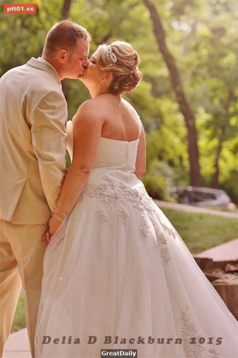 父親在女兒走紅毯時卻突然鬆開她的手，但當大家看清楚他牽的人是誰後都暴哭了！