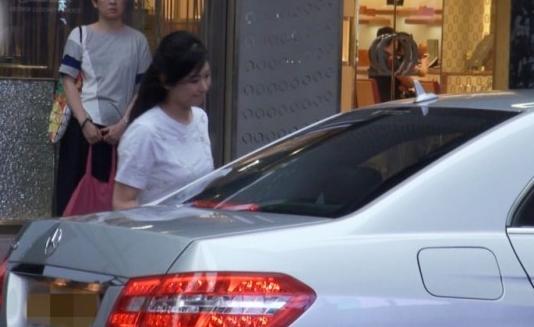 無線億萬身家女配角，獨自逛街逢店必進，有奔馳車管接管送