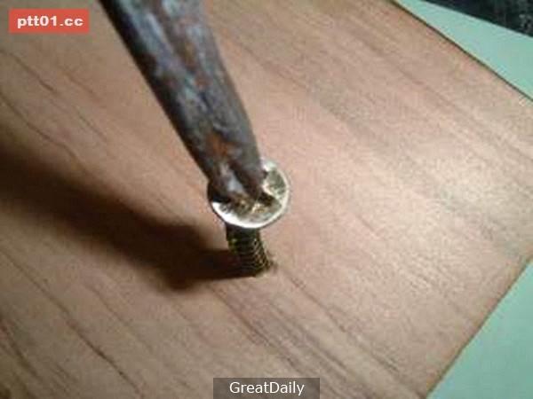 轉壞的螺絲都無法取出來？只要用這個小方法，再難拔出來的螺絲都可以三兩下輕鬆解決問題！