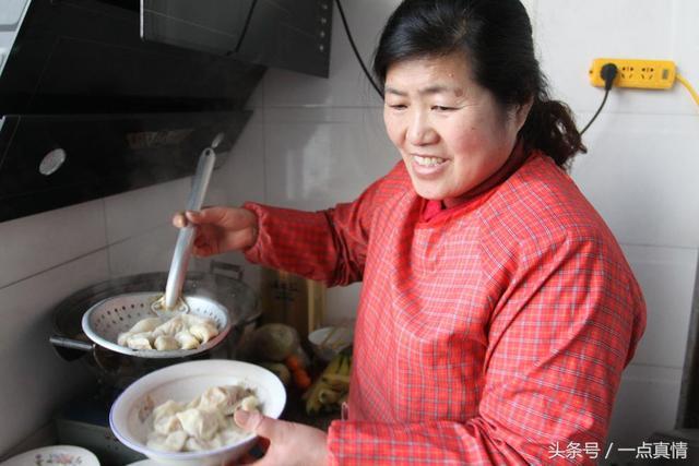 父親給弟弟傾家蕩產買房我毫無怨言，半年後他們卻在我家哭訴！