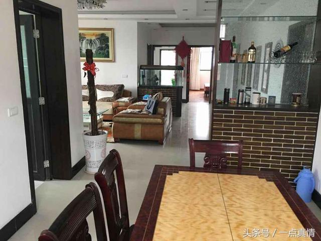 父親給弟弟傾家蕩產買房我毫無怨言，半年後他們卻在我家哭訴！