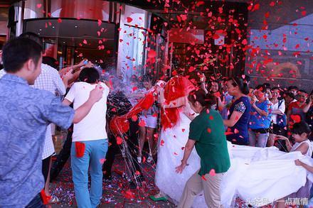 父親給弟弟傾家蕩產買房我毫無怨言，半年後他們卻在我家哭訴！