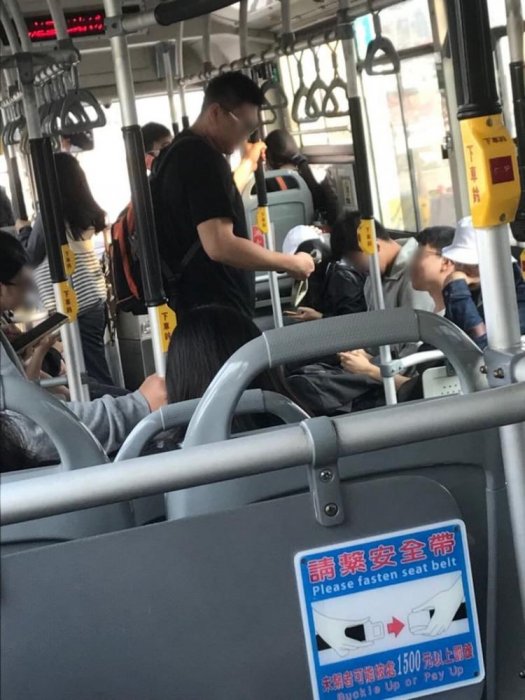 單身太久?巴士突急煞…見前方男子「拿著〇〇」超疑惑!放大笑爆:冠軍大叔是真的