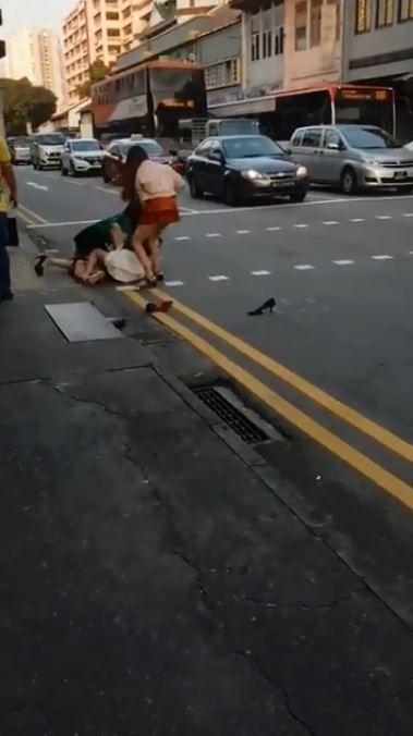 別惹越南妹… 街頭互毆 「裙太短遮不住___晃出來」！路人勸架:狂流鼻血(圖+影)