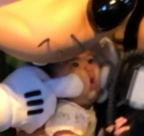 迪士尼樂園裡的高飛狗超陰險?網友帶小孩去合照事後才發現驚人畫面...網:這不是第一次