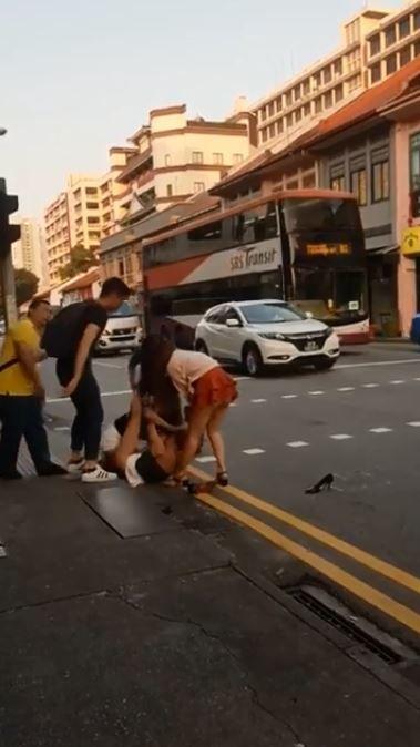 別惹越南妹… 街頭互毆 「裙太短遮不住___晃出來」！路人勸架:狂流鼻血(圖+影)