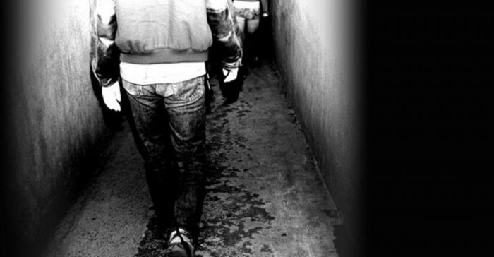 人怖系列！回家路上被尾隨 想躲進便利商店卻秒後悔這決定...網：根本背脊發涼啊