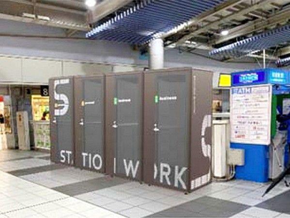 日本社畜太慘！火車站內設「迷你辦公室」...上司急call也能秒上工