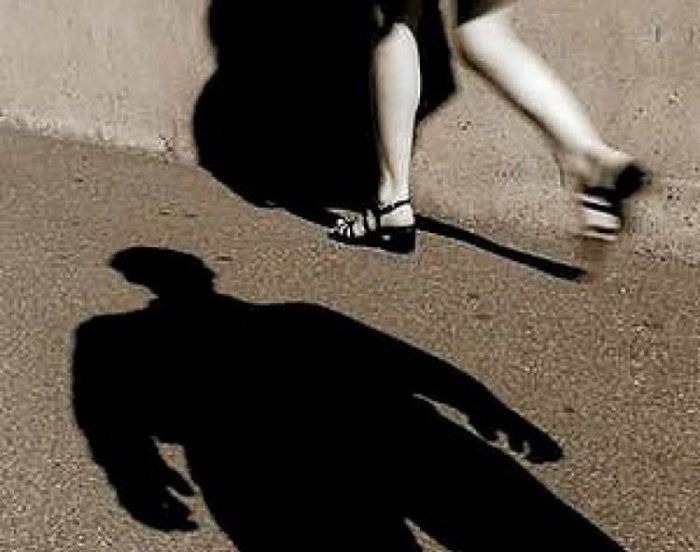 人怖系列！回家路上被尾隨 想躲進便利商店卻秒後悔這決定...網：根本背脊發涼啊