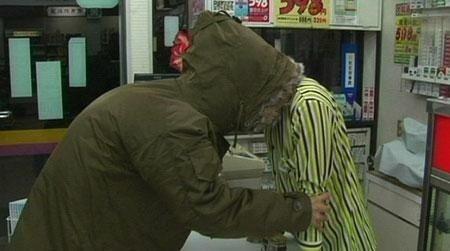 人怖系列！回家路上被尾隨 想躲進便利商店卻秒後悔這決定...網：根本背脊發涼啊