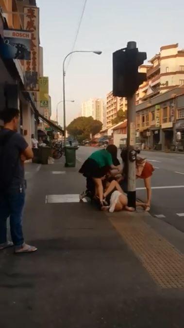 別惹越南妹… 街頭互毆 「裙太短遮不住___晃出來」！路人勸架:狂流鼻血(圖+影)