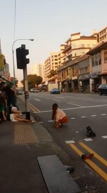 別惹越南妹… 街頭互毆 「裙太短遮不住___晃出來」！路人勸架:狂流鼻血(圖+影)