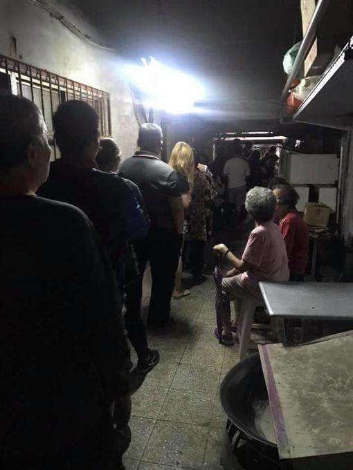 這是投票所你敢信？高雄又老又窮...「連排選舉都像在過奈何橋」！比鬼屋還陰森